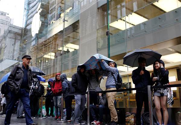 Image: Apple customers in line in Australia Image: Apple customers in line in Australia