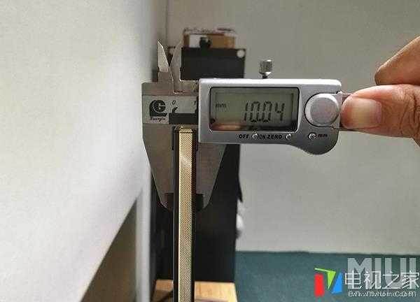 Xiaomi Mi TV 3S 65-inch unboxing photos thickness-measurement