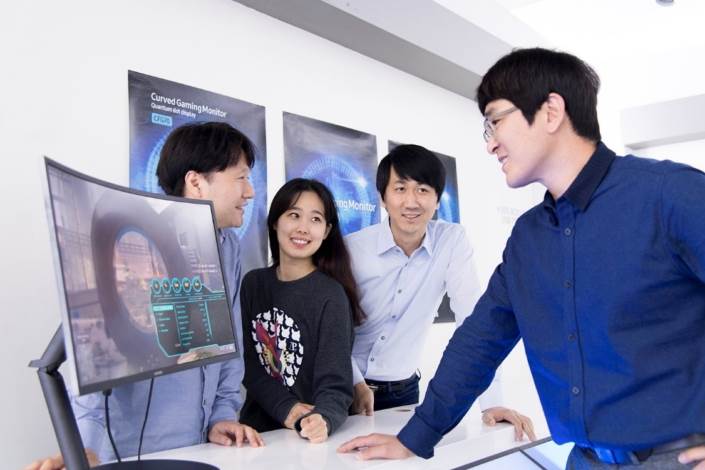 ▲ The main developers behind the CFG70 gaming monitor (from left): Senior Engineer Sung Duk Cho , Assistant Engineer Yoon Ah Kim, and Senior Engineers Hee Bok Song and Jung Woo Hong of Samsung Electronics’ Video Display department.