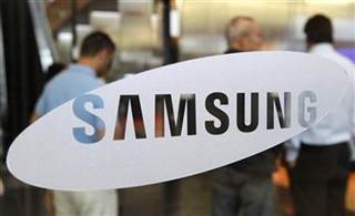 Foreign visitors look around at a showroom displaying Samsung Electronics' products at the company's headquarters in Seoul Foreign visitors look around at a showroom displaying Samsung Electronics' products at the company's headquarters in Seoul