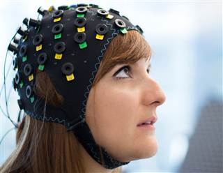 Image: The NIRS/EEG brain-computer interface system Image: The NIRS/EEG brain-computer interface system