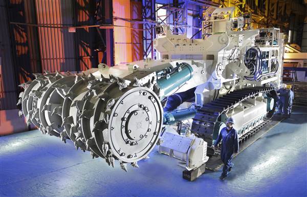 Image: One of the three robots Nautilus minerals will use for mining. The bulk cutter is one of the machines that will chop up rock. Image: One of the three robots Nautilus minerals will use for mining. The bulk cutter is one of the machines that will chop up rock.