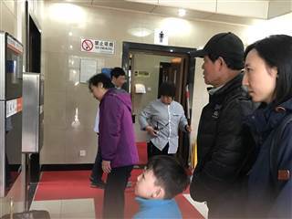 Image: The theft-plagued public toilet is very busy.